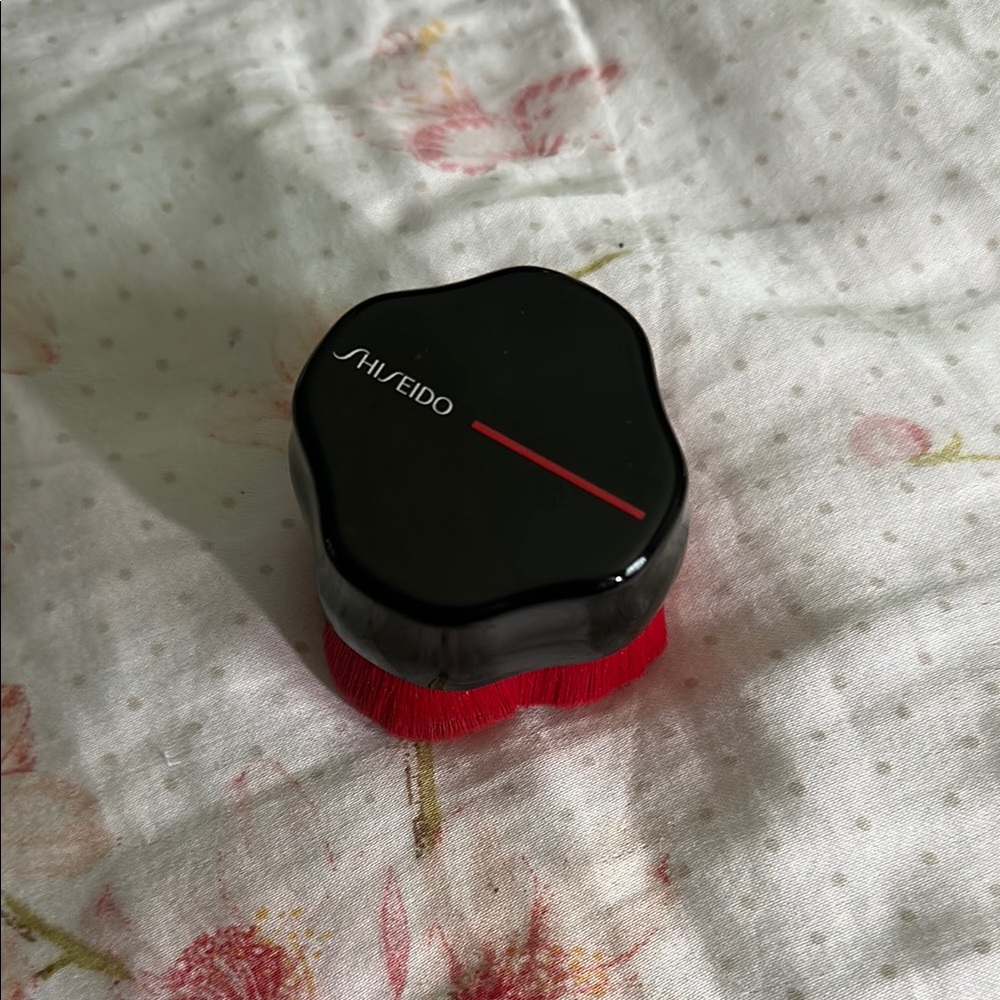 Shiseido Compact Brush with Red Bristles